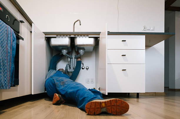 Professional Leak Detection technician working in Maywood, CA